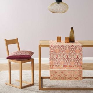Bettwäsche 'Ibiscus' aus hochwertigen Baumwollsatin von Bassetti. Das Design zeigt ein Blumenmuster in zarten Karamelltönen. 