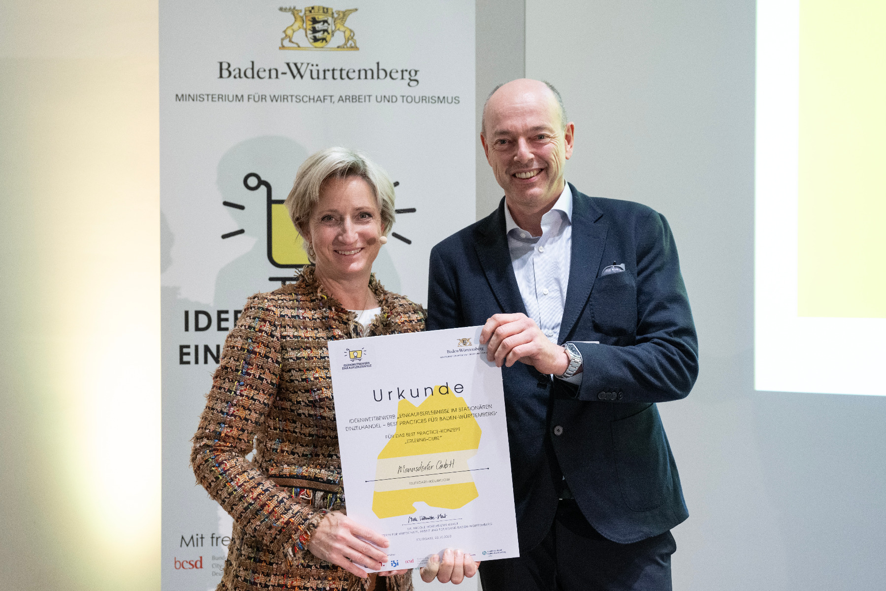 Wirtschaftsministerin Dr. Hoffmeister-Kraut übergibt  Marcus Mannsdörfer die Auszeichnung